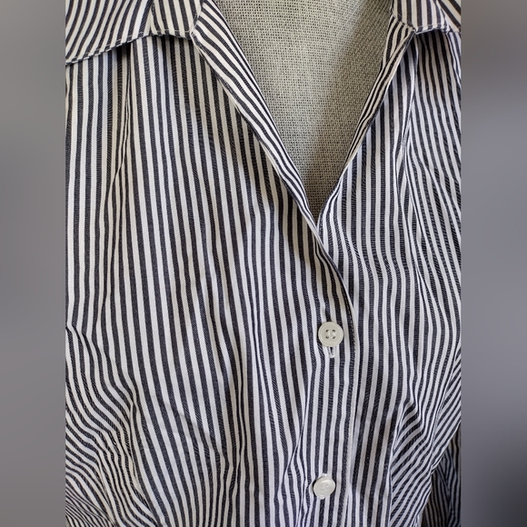 Calvin Klein Women's Classic Button Up Dress Shirt Professional Navy White Sz 12 - Picture 2 of 8